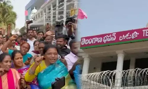 సొమ్మసిల్లి పడిపోయిన మహిళా నేత.. తెలంగాణ భవన్ వద్ద ఉద్రిక్తత