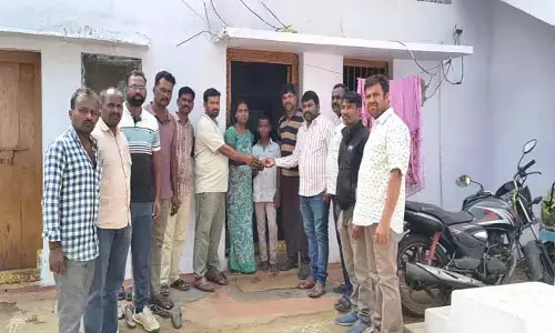 అకాల మరణం చెందిన స్నేహితుని కుటుంబానికి రూ.50వేలు ఆర్థిక సాయం