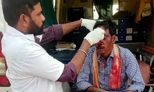 బైక్ అదుపుతప్పి వ్యక్తికి తీవ్ర‌ గాయాలు