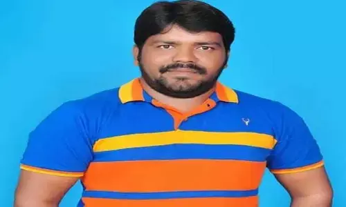 ఎమ్మెల్యే పాడి కౌశిక్ రెడ్డి క్ష‌మాప‌ణ చెప్పాలి
