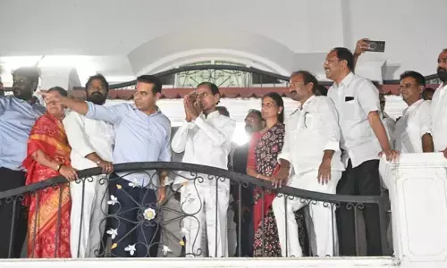 అభిమానులకు కేసీఆర్ అభివాదం.. నందినగర్‌ వద్ద భారీగా బీఆర్ఎస్ శ్రేణులు