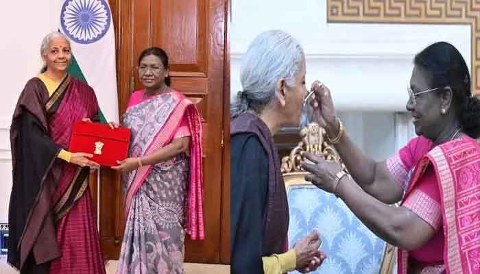 కేంద్ర బడ్జెట్కు రాష్ట్రపతి ఆమోదం.. ఆర్థిక మంత్రికి స్వీట్ తినిపించిన ద్రౌపది ముర్ము కేంద్ర బడ్జెట్కు రాష్ట్రపతి ఆమోదం.. ఆర్థిక మంత్రికి స్వీట్ తినిపించిన ద్రౌపది ముర్ము