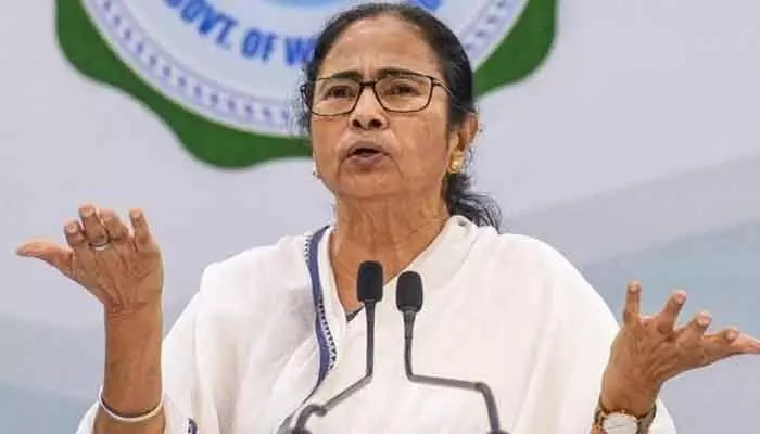 నన్ను ఆపాలంటే చంపాల్సిందే.. మమతా బెనర్జీ సంచలన వ్యాఖ్యలు నన్ను ఆపాలంటే చంపాల్సిందే.. మమతా బెనర్జీ సంచలన వ్యాఖ్యలు