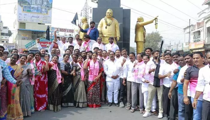 రాజకీయ కక్షతోనే కాంగ్రెస్ సర్కార్ కేసీఆర్ ను వేధింపులకు గురి చేస్తుంది రాజకీయ కక్షతోనే కాంగ్రెస్ సర్కార్ కేసీఆర్ ను వేధింపులకు గురి చేస్తుంది