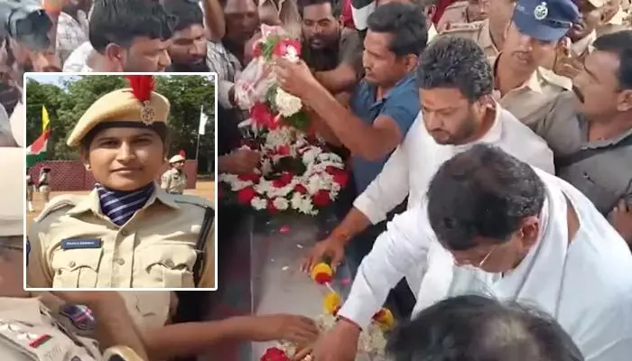 కన్నీటి సంద్రమైన మోస్రా.. స్వగ్రామానికి చేరిన కానిస్టేబుల్ సౌమ్య భౌతికకాయం కన్నీటి సంద్రమైన మోస్రా.. స్వగ్రామానికి చేరిన కానిస్టేబుల్ సౌమ్య భౌతికకాయం