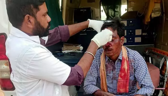 బైక్ అదుపుతప్పి వ్యక్తికి తీవ్ర గాయాలు బైక్ అదుపుతప్పి వ్యక్తికి తీవ్ర గాయాలు