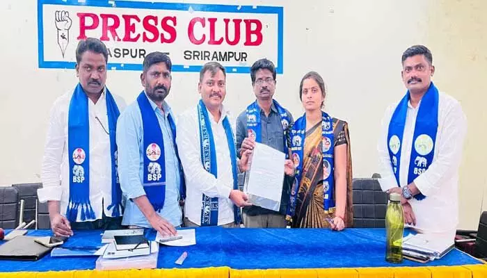 బీఎస్పీ అభ్యర్థులకు బీ ఫామ్ ల అందజేత బీఎస్పీ అభ్యర్థులకు బీ ఫామ్ ల అందజేత