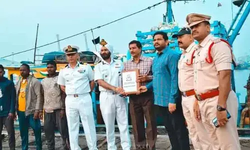 బంగ్లాదేశ్ నుంచి విడుదలై విశాఖ చేరుకున్న మత్స్యకారులు