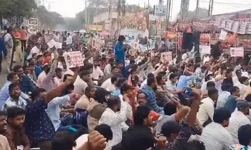 విజయవాడలో విద్యుత్ మీటర్ రీడర్స్ ధర్నా