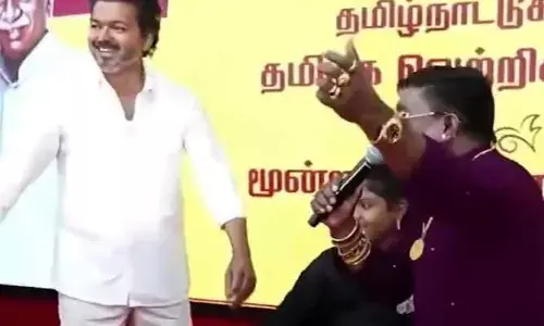 TVK Vijay: చిన్నారితో డ్యాన్స్‌..అదిరిపోయే స్టెప్పులేసిన హీరో