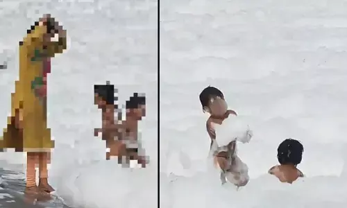 Viral : యమునా నదిలో ప్రమాదకర ‘నురగ’.. మంచు అనుకొని విషంతో చిన్నారుల ఆటలు!