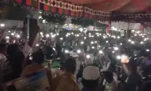 విద్యుత్ మీటర్ రీడర్స్ మహాధర్నా తీవ్రతరం.. సెల్ ఫోన్ వెలుగులోనే నిరసన