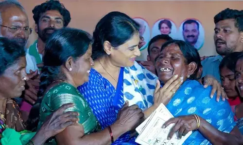 చీమల పెద్దక్కను కలిసిన YS షర్మిల