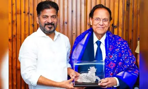 సీఎం రేవంత్ రెడ్డిని కలిసిన పద్మ విభూషణ్ నోరి దత్తాత్రేయుడు.. ఆత్మీయ సన్మానం