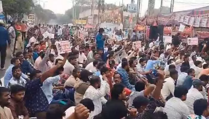 విజయవాడలో విద్యుత్ మీటర్ రీడర్స్ ధర్నా విజయవాడలో విద్యుత్ మీటర్ రీడర్స్ ధర్నా