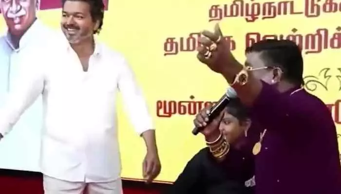TVK Vijay: చిన్నారితో డ్యాన్స్..అదిరిపోయే స్టెప్పులేసిన హీరో TVK Vijay: చిన్నారితో డ్యాన్స్..అదిరిపోయే స్టెప్పులేసిన హీరో