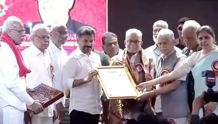 కొందరు ఓడినా పదవులను వీడటం లేదు.. సీఎం రేవంత్ రెడ్డి ఆసక్తికర వ్యాఖ్యలు కొందరు ఓడినా పదవులను వీడటం లేదు.. సీఎం రేవంత్ రెడ్డి ఆసక్తికర వ్యాఖ్యలు