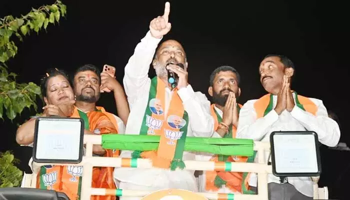 మూట ముల్లె సర్దుకుని కరీంనగర్ వదిలి వెళ్లిపో.. గంగుల కమలాకర్పై బండి సంజయ్ ఫైర్ మూట ముల్లె సర్దుకుని కరీంనగర్ వదిలి వెళ్లిపో.. గంగుల కమలాకర్పై బండి సంజయ్ ఫైర్