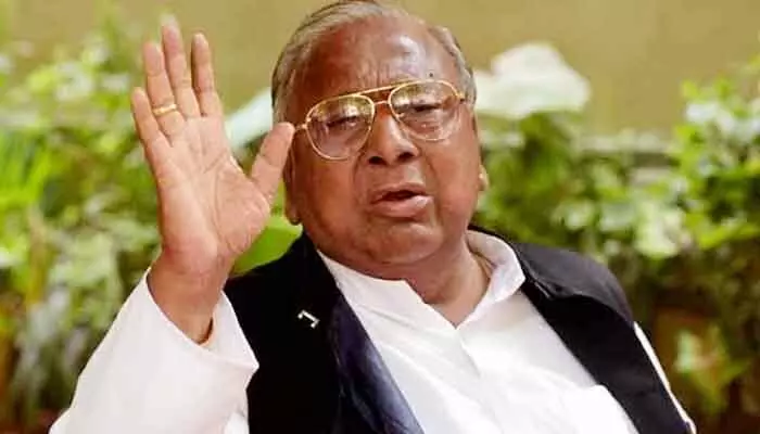 అప్పుడు ఆత్మగౌరవం గుర్తుకు రాలేదా.. మాజీ ఎంపీ వి.హన్మంత రావు అప్పుడు ఆత్మగౌరవం గుర్తుకు రాలేదా.. మాజీ ఎంపీ వి.హన్మంత రావు