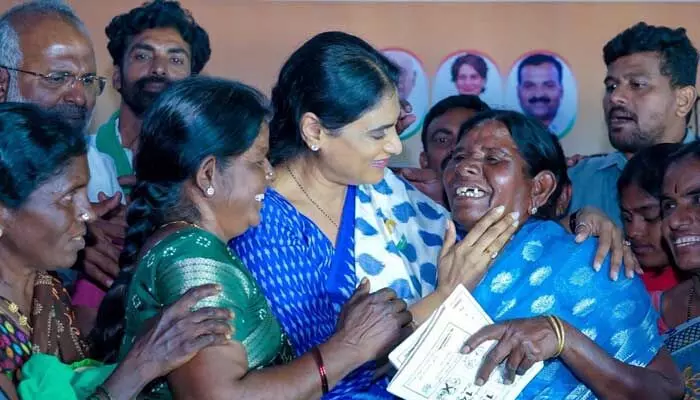చీమల పెద్దక్కను కలిసిన YS షర్మిల చీమల పెద్దక్కను కలిసిన YS షర్మిల