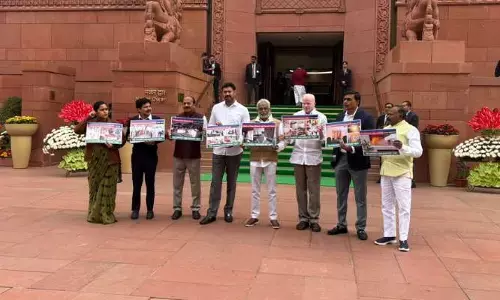 పార్లమెంట్‌ ప్రాంగణంలో వైసీపీ ఎంపీల నిరసన