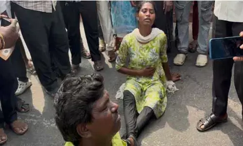 హుజురాబాద్ పోలీస్ స్టేషన్ ఎదుట వివాహిత ఆత్మహత్యాయత్నం..!