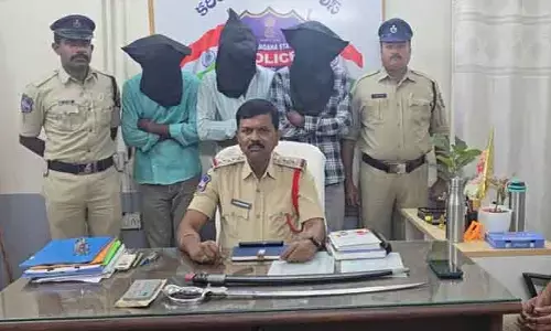 నడి రోడ్డుపై బర్త్ డే పార్టీ.. తల్వార్ తో హంగామా..!
