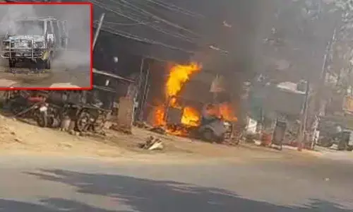 కళ్ల ముందే కాలి బూడిదైన కారు