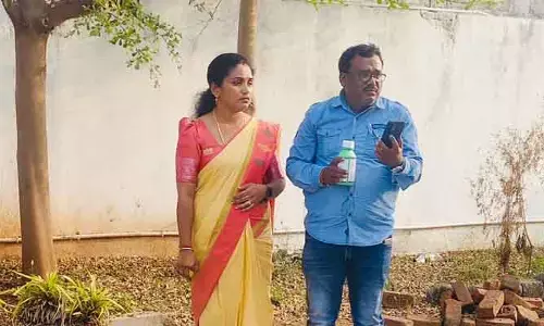 టికెట్ ఇస్తానని మోసం చేశారంటూ మాజీ ఎమ్మెల్యే ఇంటి ముందు పురుగుల మందు డబ్బాతో నిరసన