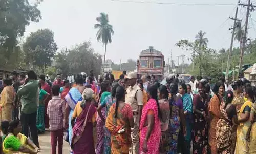 కోదాడ‌లో బీఆర్ఎస్ నాయ‌కుల ఆందోళ‌న