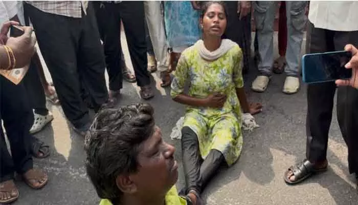 హుజురాబాద్ పోలీస్ స్టేషన్ ఎదుట వివాహిత ఆత్మహత్యాయత్నం..! హుజురాబాద్ పోలీస్ స్టేషన్ ఎదుట వివాహిత ఆత్మహత్యాయత్నం..!