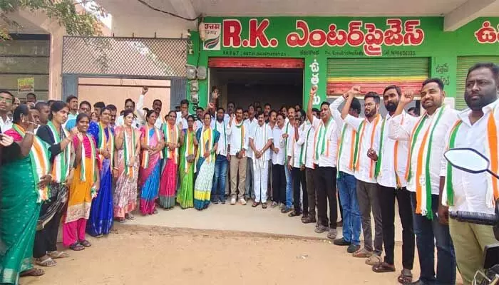 దేవరకొండ లో కాంగ్రెస్ అభ్యర్థులకు బీ-ఫారాలు అందజేత దేవరకొండ లో కాంగ్రెస్ అభ్యర్థులకు బీ-ఫారాలు అందజేత