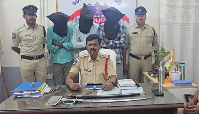 నడి రోడ్డుపై బర్త్ డే పార్టీ.. తల్వార్ తో హంగామా..! నడి రోడ్డుపై బర్త్ డే పార్టీ.. తల్వార్ తో హంగామా..!