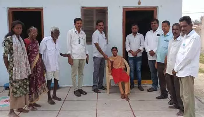 బ్రెయిన్ క్లాట్తో బాధపడుతున్న సువర్ణకు బీసీ జేఏసీ ఆర్థిక సాయం బ్రెయిన్ క్లాట్తో బాధపడుతున్న సువర్ణకు బీసీ జేఏసీ ఆర్థిక సాయం