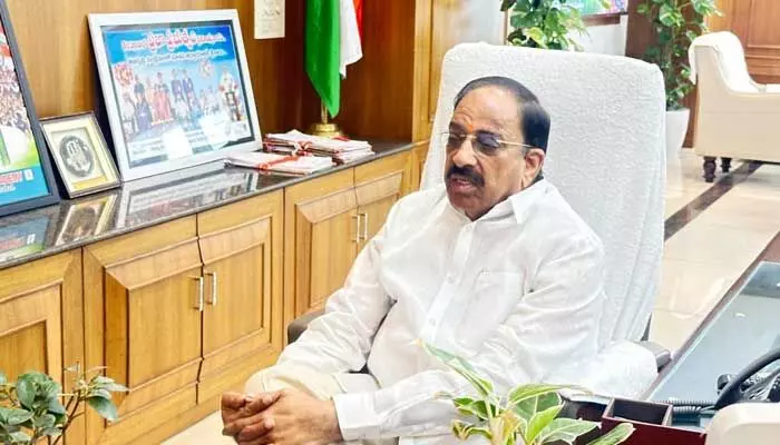 పోలీసుల సాయం తీసుకోండి.. ఎట్టిపరిస్థితుల్లో రాజీ పడొద్దు: అధికారులకు మంత్రి తుమ్మల ఆదేశం పోలీసుల సాయం తీసుకోండి.. ఎట్టిపరిస్థితుల్లో రాజీ పడొద్దు: అధికారులకు మంత్రి తుమ్మల ఆదేశం