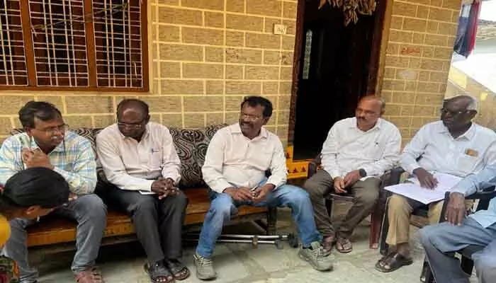 పేదోడు ఏడిస్తే .. నా కళ్లలో నీళ్లు వస్తయ్ పేదోడు ఏడిస్తే .. నా కళ్లలో నీళ్లు వస్తయ్