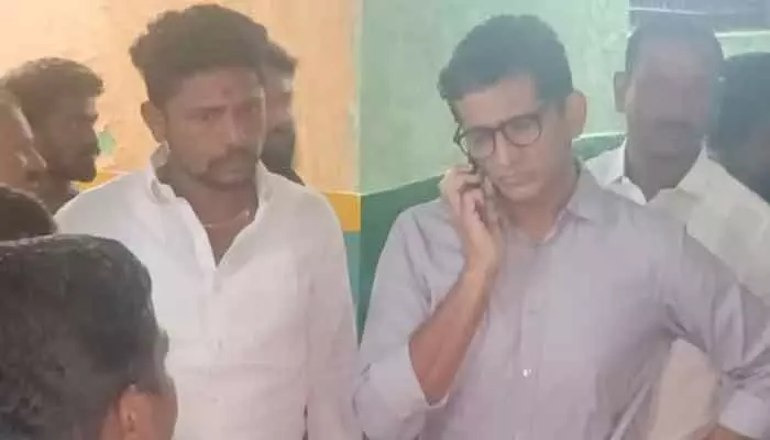 ట్రాక్టర్ బోల్తా...నలుగురు మృతి, రంగంలోకి ఎమ్మెల్యే ట్రాక్టర్ బోల్తా...నలుగురు మృతి, రంగంలోకి ఎమ్మెల్యే