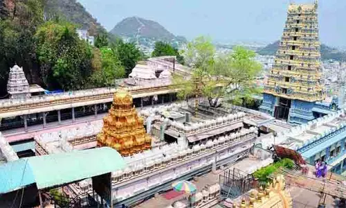 విదేశాలకు వెళ్లొచ్చిన అర్చకులకు షాకిచ్చిన హైకోర్టు