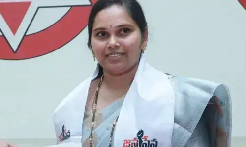 మా కులపోళ్ల వెంట అమ్మాయిలు కుక్కల్లా పడతారు.. జనసేన మహిళా నేత వీడియో వైరల్