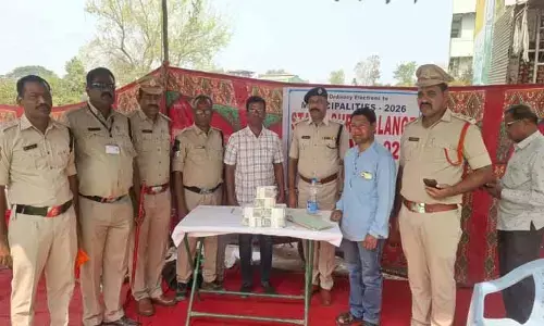 చెక్ పోస్ట్ వ‌ద్ద త‌నిఖీలు.. రూ.28 ల‌క్ష‌ల న‌గ‌దు సీజ్