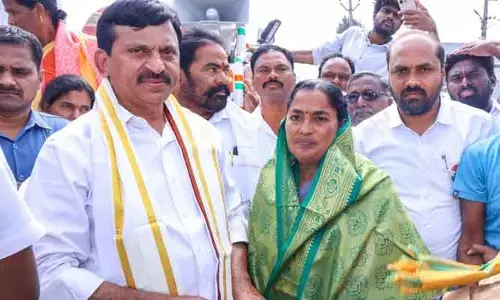 ఏకగ్రీవ కౌన్సిలర్ తమ్మినేని మంగతాయికి మంత్రి పొంగులేటి అభినందన