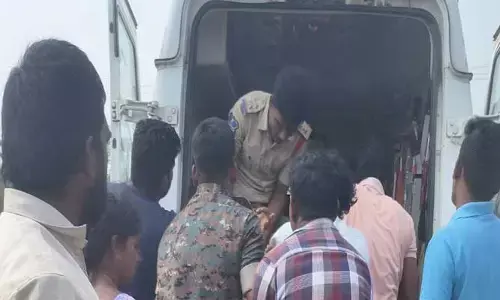 అతివేగం కారణంగా అశోక్ లేలాండ్ వాహనం బోల్తా
