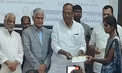మరణించిన జర్నలిస్టుల కుటుంబాలకు మీడియా అకాడమీ ఆర్థిక సాయం