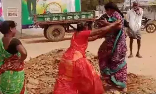 గ్రామాభివృద్ధికి అడ్డుప‌డుతున్న స‌ర్పంచ్