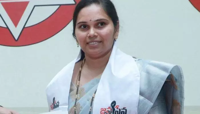 మా కులపోళ్ల వెంట అమ్మాయిలు కుక్కల్లా పడతారు.. జనసేన మహిళా నేత వీడియో వైరల్ మా కులపోళ్ల వెంట అమ్మాయిలు కుక్కల్లా పడతారు.. జనసేన మహిళా నేత వీడియో వైరల్