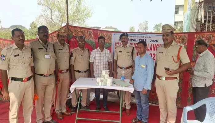 చెక్ పోస్ట్ వద్ద తనిఖీలు.. రూ.28 లక్షల నగదు సీజ్ చెక్ పోస్ట్ వద్ద తనిఖీలు.. రూ.28 లక్షల నగదు సీజ్