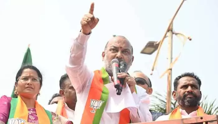 ‘నా జోలికొస్తే నీ బతుకు రోడ్డుకీడుస్తా’.. కేటీఆర్పై నిప్పులు చెరిగిన బండి ‘నా జోలికొస్తే నీ బతుకు రోడ్డుకీడుస్తా’.. కేటీఆర్పై నిప్పులు చెరిగిన బండి