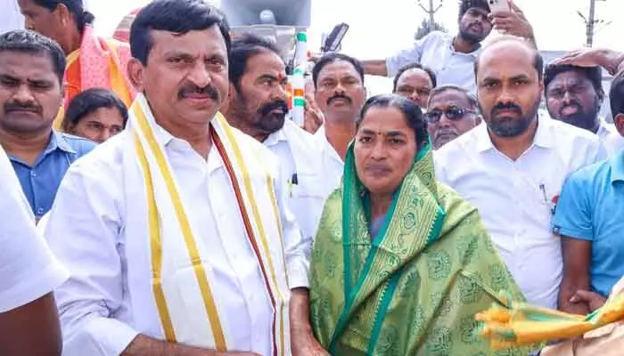 ఏకగ్రీవ కౌన్సిలర్ తమ్మినేని మంగతాయికి మంత్రి పొంగులేటి అభినందన ఏకగ్రీవ కౌన్సిలర్ తమ్మినేని మంగతాయికి మంత్రి పొంగులేటి అభినందన