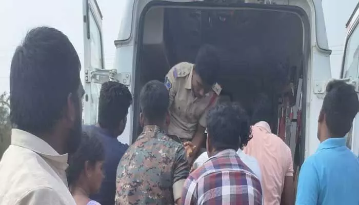 అతివేగం కారణంగా అశోక్ లేలాండ్ వాహనం బోల్తా అతివేగం కారణంగా అశోక్ లేలాండ్ వాహనం బోల్తా