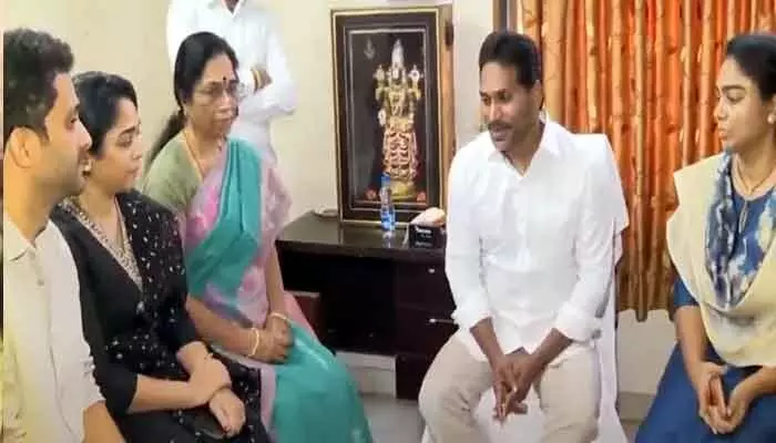 YS Jagan: అధైర్య పడొద్దమ్మా.. నేనున్నా....! YS Jagan: అధైర్య పడొద్దమ్మా.. నేనున్నా....!